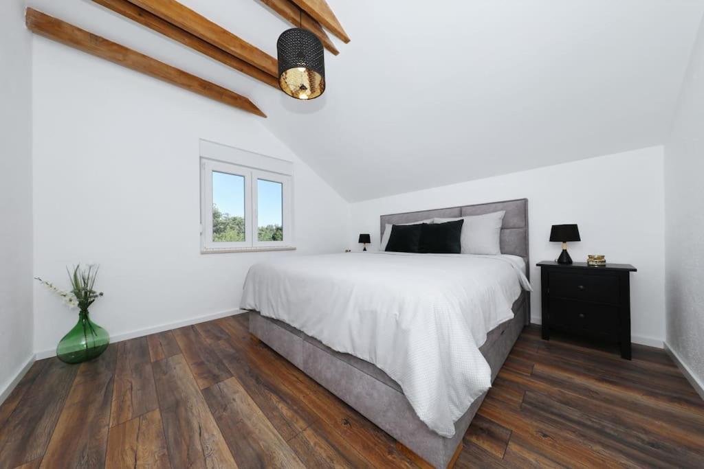 Holiday House Aurora Borealis Ervenik Екстер'єр фото